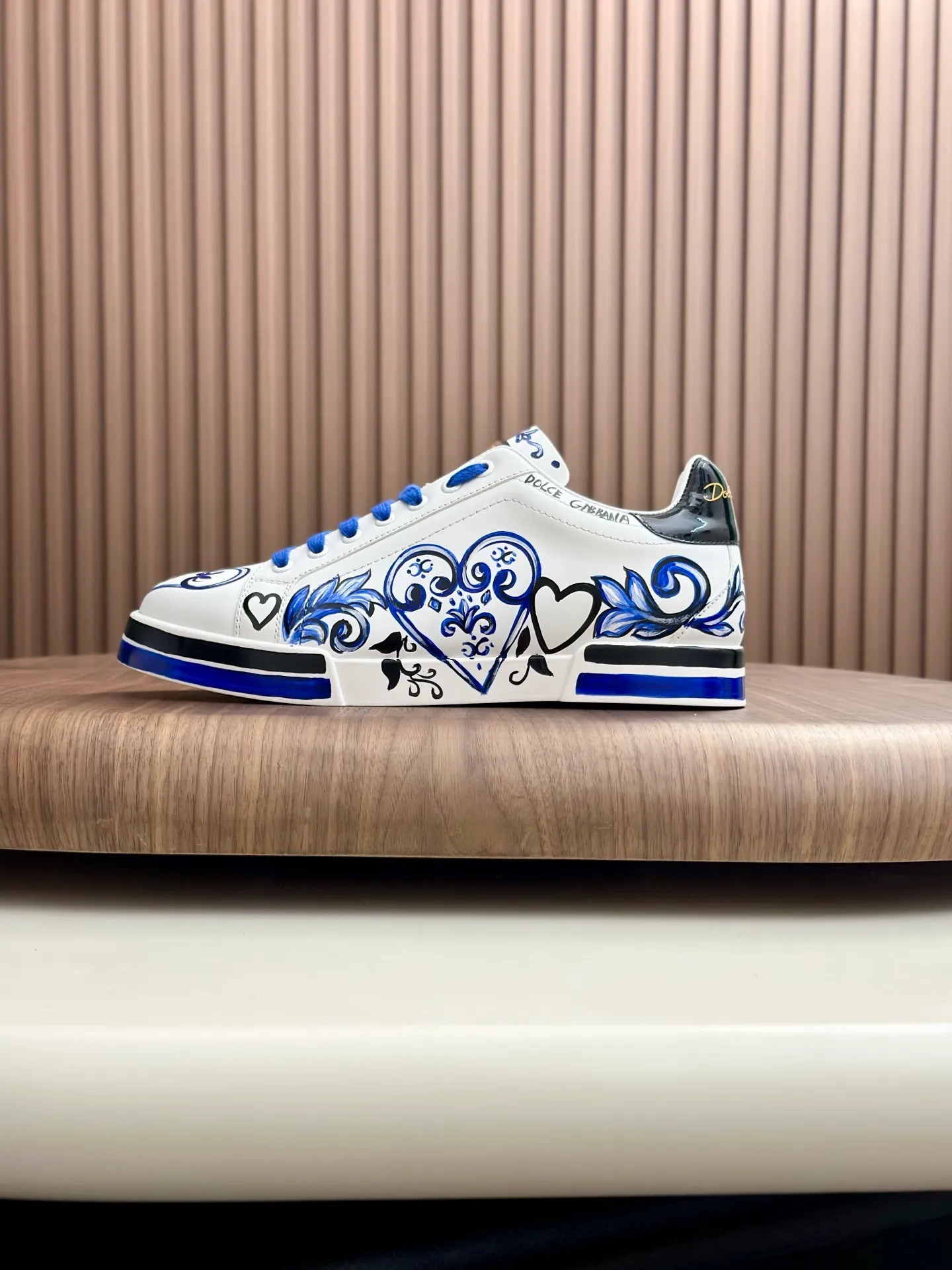 New product 💰900 DG Dolce & Gabbana men's shoes 💰ortofino graffiti calfskin sneakers ♞size; 39~44 (customized 38.45.46) Iconic men's shoes 💰ortofino series of sneakers, classic and timeless style, now presented with fashionable details. The calfskin engraved DG logo is a subtle finishing touch. Men's shoes💰ortofino calfskin sneakers: